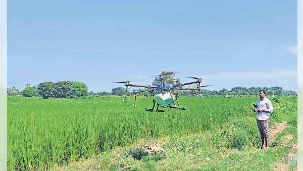 డ్రోన్ అకాడమీలో రైతులకు శిక్షణ డ్రోన్ అకాడమీలో రైతులకు శిక్షణ