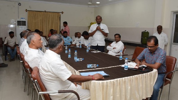 మార్కెట్ లో కొనుగోళ్లకు వ్యాపారులను ఒప్పించిన మంత్రి ఎర్రబెల్లి 