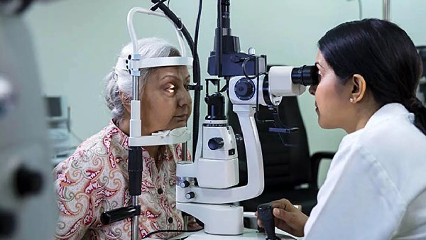 రోజూ 4,000 మందికి పైగా రోజూ 4,000 మందికి పైగా
