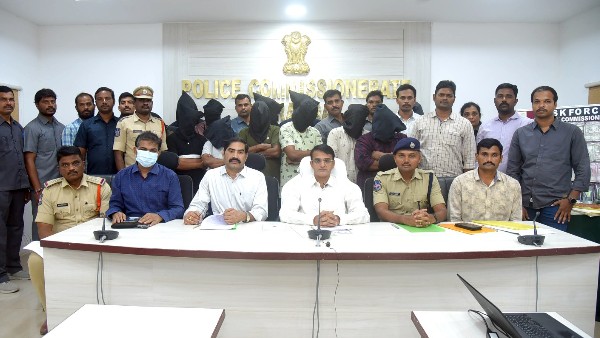 ఈజీ మనీ కోసం టెక్నాలజీ వాడి ఫేక్ సర్టిఫికెట్ల దందా 