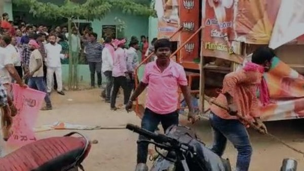 ఈటల ప్రచారం చేస్తుండగా టీఆర్ఎస్ శ్రేణుల దాడి