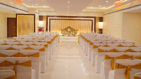 ఫంక్షన్ హాల్ లో పెళ్లికూతురు