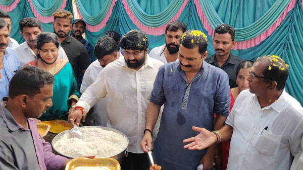 స్థానిక నాయకులతో చెట్టపట్టాల్ స్థానిక నాయకులతో చెట్టపట్టాల్