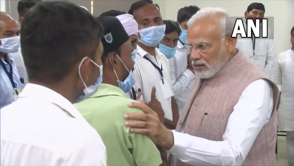 pm modi visited gujarat cable bridge collapse site and meet survivors in hospital pm modi visited gujarat cable bridge collapse site and meet survivors in hospital
