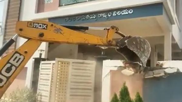  కూల్చివేతలకు దిగిన అధికారులు