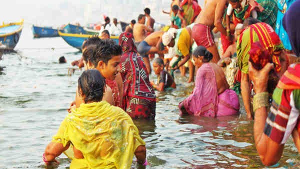  పవిత్ర నదులలో పుణ్య స్నానాలు ఆచరిస్తున్న భక్తులు 