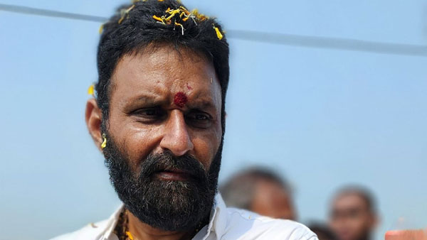 మీడియాకు దూరంగా..