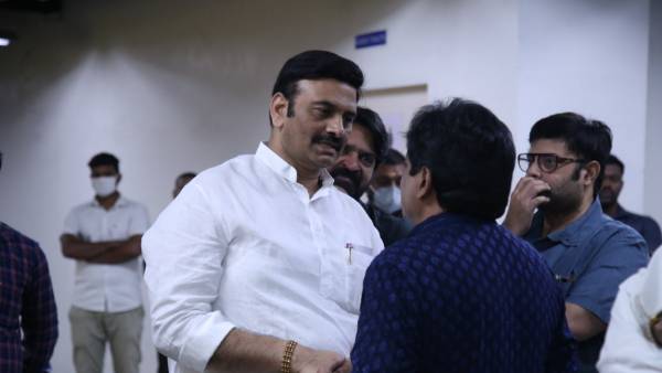 జయదేవ్ కు సీఎం పలకరింపు జయదేవ్ కు సీఎం పలకరింపు