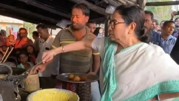 A video of West Bengal Chief Minister Mamata Benarji selling pakodas has gone viral on social media A video of West Bengal Chief Minister Mamata Benarji selling pakodas has gone viral on social media