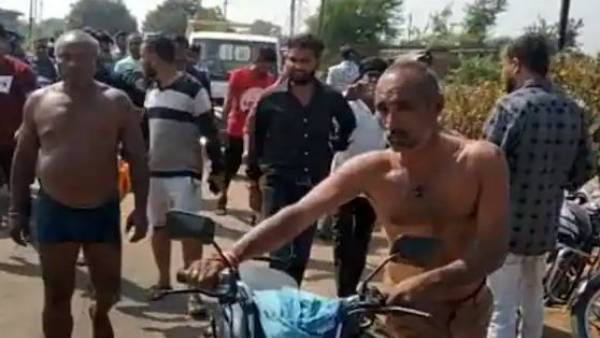  స్కూటర్ ను వెంబడించిన స్థానికులు