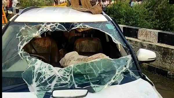 ఏం జరిగింది ?, వెనుక సీటులో శవం