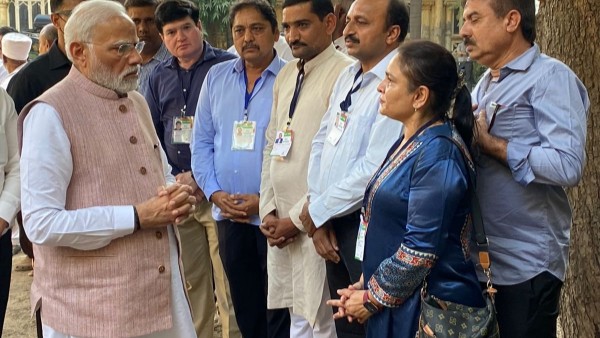 pm modi visited gujarat cable bridge collapse site and meet survivors in hospital pm modi visited gujarat cable bridge collapse site and meet survivors in hospital