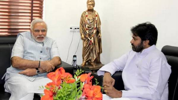 రోడ్ షోలో.. రోడ్ షోలో..