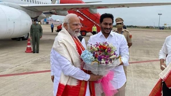 వైసీపీ వర్సెస్ విపక్షాల పోరు వైసీపీ వర్సెస్ విపక్షాల పోరు