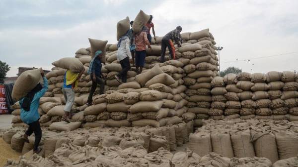 ఏపీ ధాన్యం వాహనాలను అడ్డుకుంటున్న తెలంగాణా అధికారులు.. ఏపీ రైతులకు షాక్ ఏపీ ధాన్యం వాహనాలను అడ్డుకుంటున్న తెలంగాణా అధికారులు.. ఏపీ రైతులకు షాక్