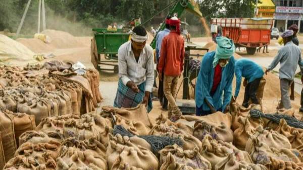 ధాన్యం లారీలను అడ్డుకోవటంపై ఏపీ రైతుల ఆగ్రహం ధాన్యం లారీలను అడ్డుకోవటంపై ఏపీ రైతుల ఆగ్రహం