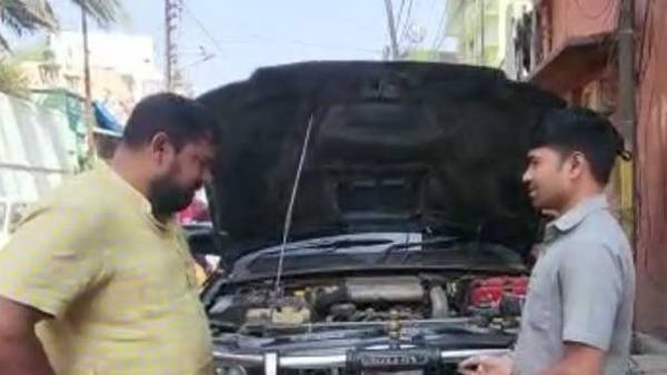 ఆగిన బుల్లెట్‌ప్రూప్ వాహనం: నడుచుకుంటూ ఇంటికెళ్లిన రాజా సింగ్