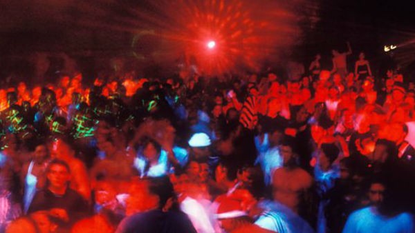 రేవ్ పార్టీపై పోలీసుల దాడి.. 48 మంది అరెస్ట్