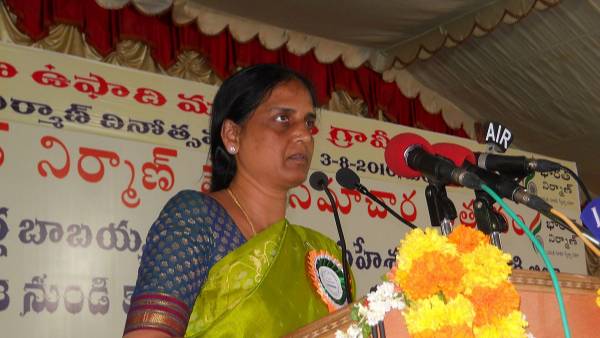  సబిత ఇంద్రారెడ్డికి గవర్నర్ తమిళిసై