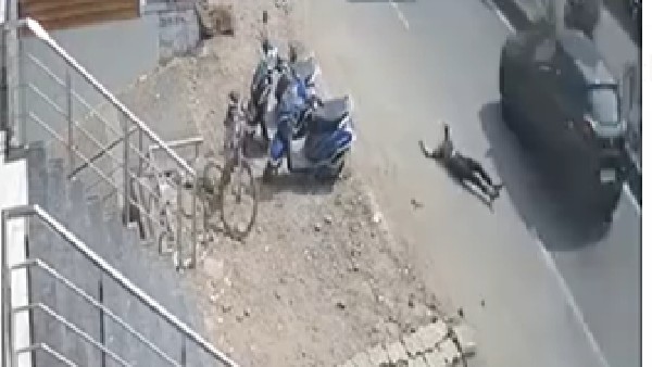 ఆటో నుండి దూకేసిన బాలిక... ఆస్పత్రిలో చేరిక 