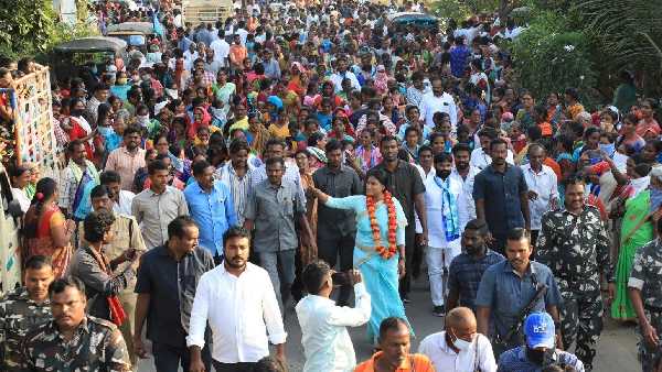 లిక్కర్ స్కాంలో కవిత.. కేసీఆర్ కొత్త కథ అంటూ షర్మిల