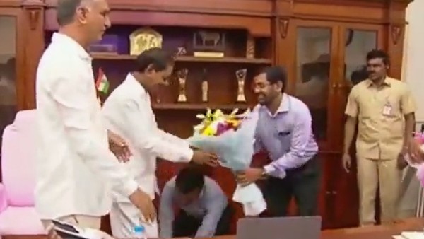 కేసీఆర్ కాళ్ళు మొక్కిన హెల్త్ డైరెక్టర్ శ్రీనివాసరావు