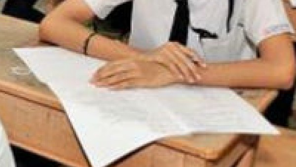 పరీక్షల్లో చూసిరాసిన విద్యార్థి