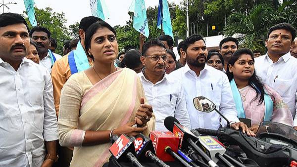 వైఎస్ షర్మిలపై పలు సెక్షన్ల కింద కేసులు నమోదు