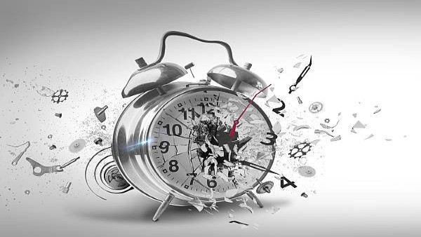 పని చెయ్యని పాత గడియారాలతో జీవితంలో అవరోధాలు