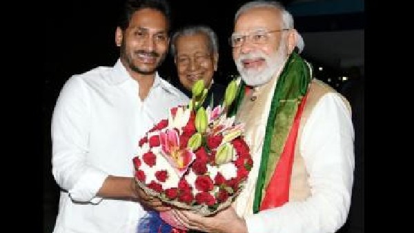 మోదీకి సన్మానం..