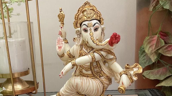 ఇంటి ప్రవేశ ద్వారం వద్ద వినాయకుడి విగ్రహం