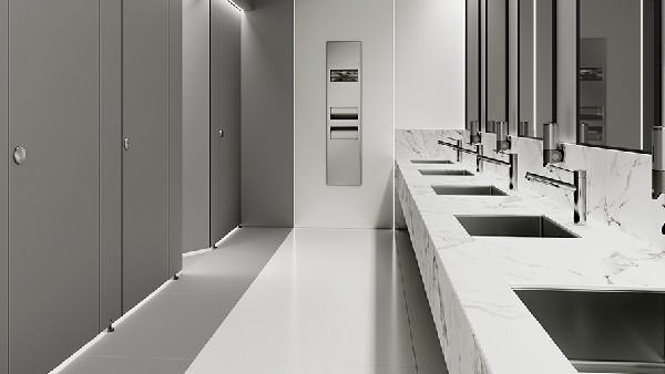 లేడీస్ టాయిలెట్ లో యువకుడి శవం