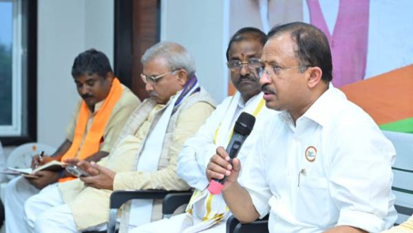 bjp seniors muralidharan, shivprakash ji call ap leaders to strenghen in social media bjp seniors muralidharan, shivprakash ji call ap leaders to strenghen in social media