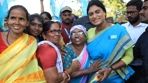 కమలంతో ఢీ అంటున్న కారు..