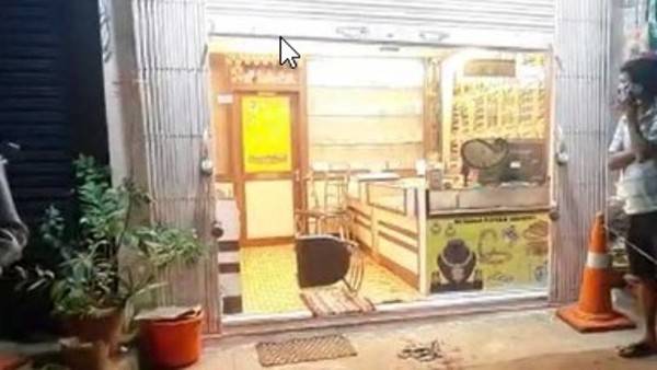 Hyderabad: Three thugs firing in a jewellery shop, two injured; gold looted Hyderabad: Three thugs firing in a jewellery shop, two injured; gold looted