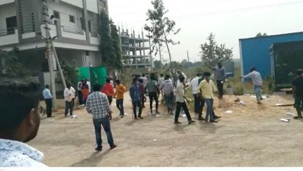 నవీన్ రెడ్డి దాడులకు తెగబడ్డారంటూ యువతి తల్లిదండ్రులు నవీన్ రెడ్డి దాడులకు తెగబడ్డారంటూ యువతి తల్లిదండ్రులు