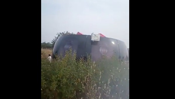 వింతగా చూస్తున్న జనాలు.. వీడియోలు సోషల్ మీడియాలో వైరల్