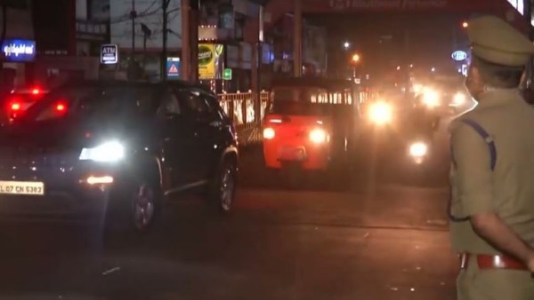  పబ్ లు, బార్ల దగ్గర అధిక సంఖ్యలో పోలీసులు