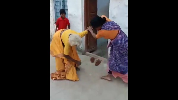 పోలీసులకు ఫిర్యాదు చేస్తామని స్థానికులు బెదిరించినా కరగని కూతురు