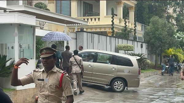 కవితను విచారిస్తున్న సీబీఐ అధికారులు