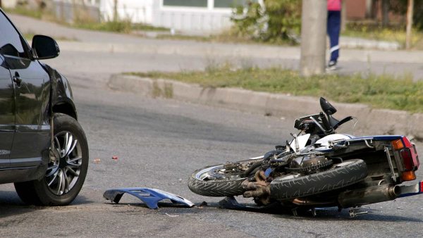 కక్షతో కారుతో గుద్ది వెళ్ళిపోయిన వ్యక్తి.. మహిళ మృతి