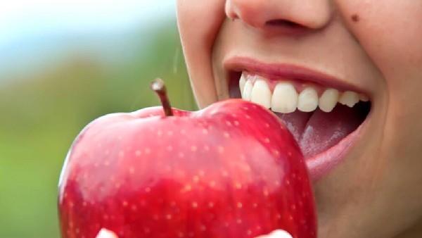మన శరీరాన్ని యవ్వనంగా ఉంచటంలో యాపిల్ కీలకం