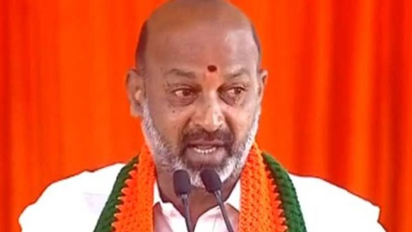 కరీంనగర్ సభలో కన్నీళ్లు పెట్టుకున్న బండి సంజయ్
