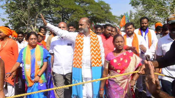 వారి భూముల ధరలను పెంచుకునేందుకే మెట్రో బాట: బండి