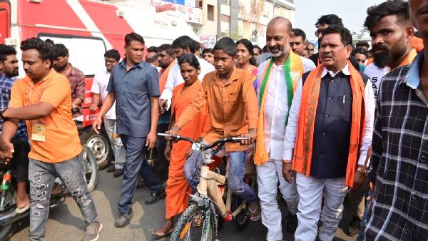 పాదయాత్రతో పాటు ఆ పనులు పూర్తి చేస్తున్న బండి సంజయ్ పాదయాత్రతో పాటు ఆ పనులు పూర్తి చేస్తున్న బండి సంజయ్