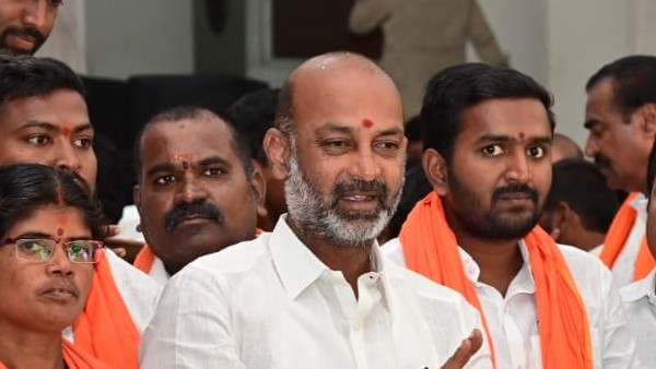 పోలీస్ అభ్యర్థుల అభ్యంతరాలు పట్టించుకోరా?: బండి