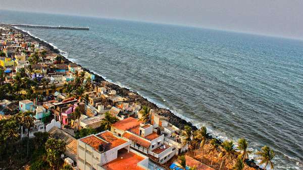 సముద్ర తీరంలో గ్రామం