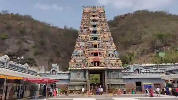 పార్కింగ్ ఇలా.. పార్కింగ్ ఇలా..