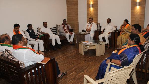 గాల్లో మేడలు కడుతున్న బీజేపీ నేతలు 