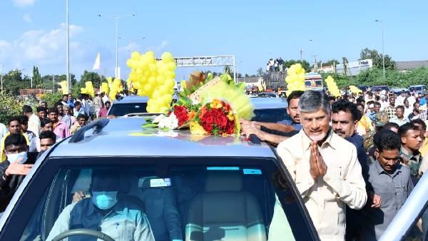 చంద్రబాబు పబ్లిసిటీ పిచ్చి అన్న వైసీపీ 